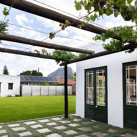 Victorian Square Guesthouse Graaff-Reinet Buitenkant foto