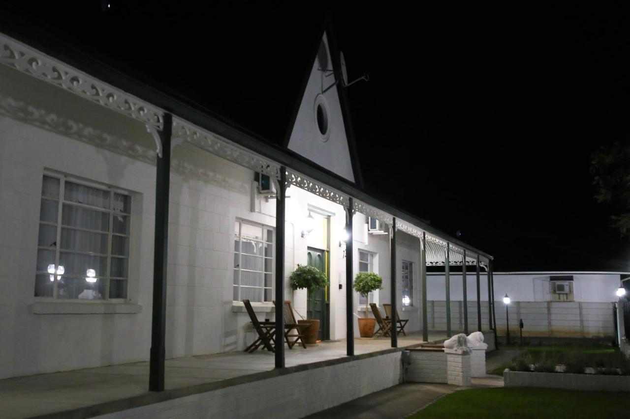 Victorian Square Guesthouse Graaff-Reinet Buitenkant foto