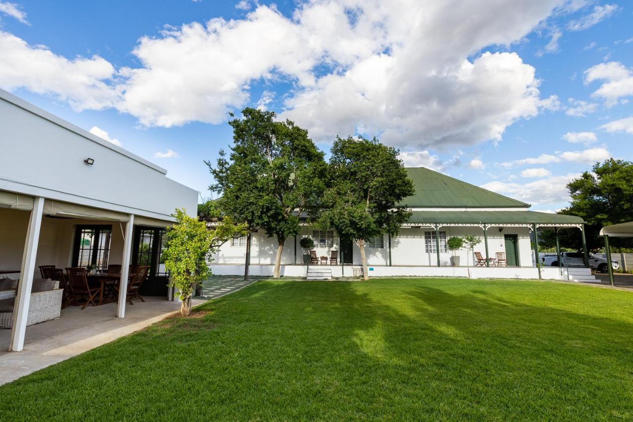 Victorian Square Guesthouse Graaff-Reinet Buitenkant foto